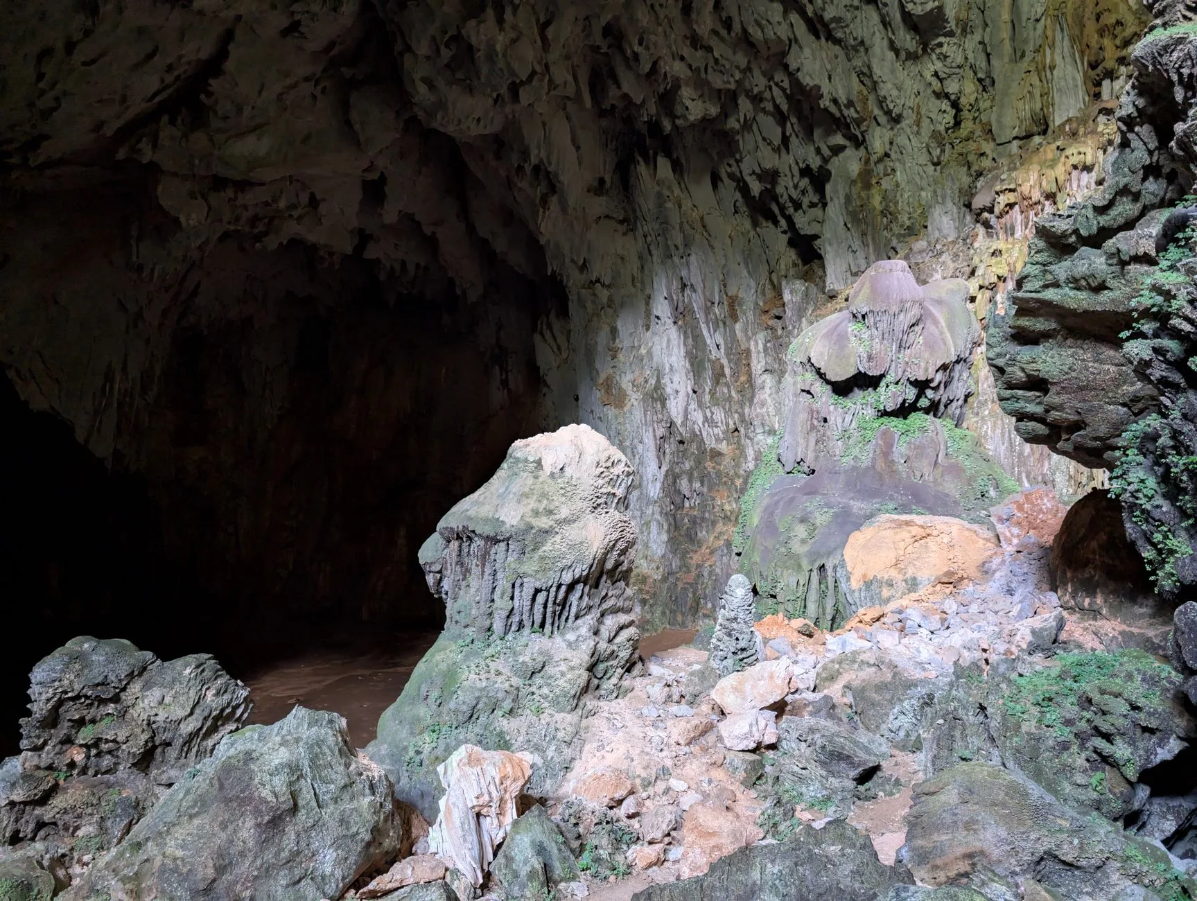 Paysage karstique de calcaire de la province de Khammouane au Laos, falaises de calcaire et forêt tropicale