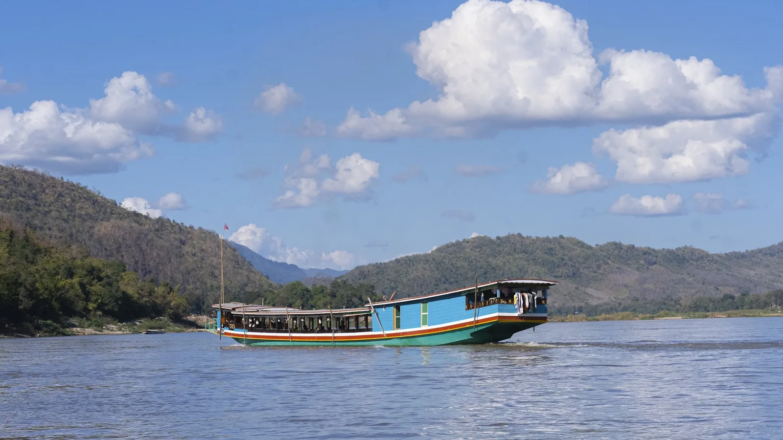 Le bateau lent : l'icône du voyage laotien