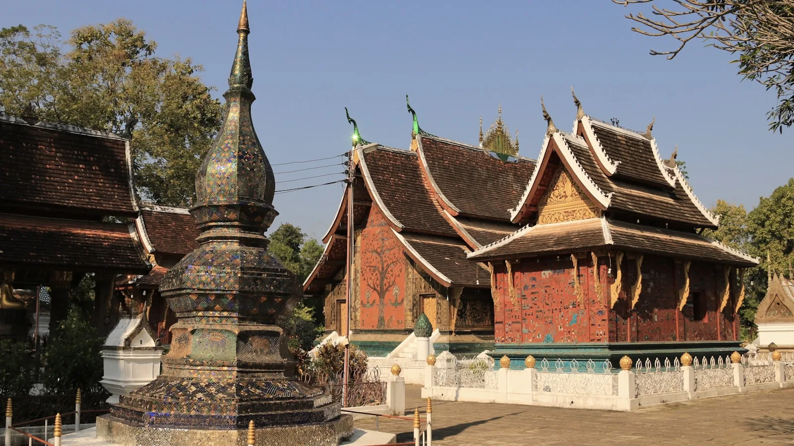 2. 🏛️ Wat Xieng Thong : le plus beau temple du Laos