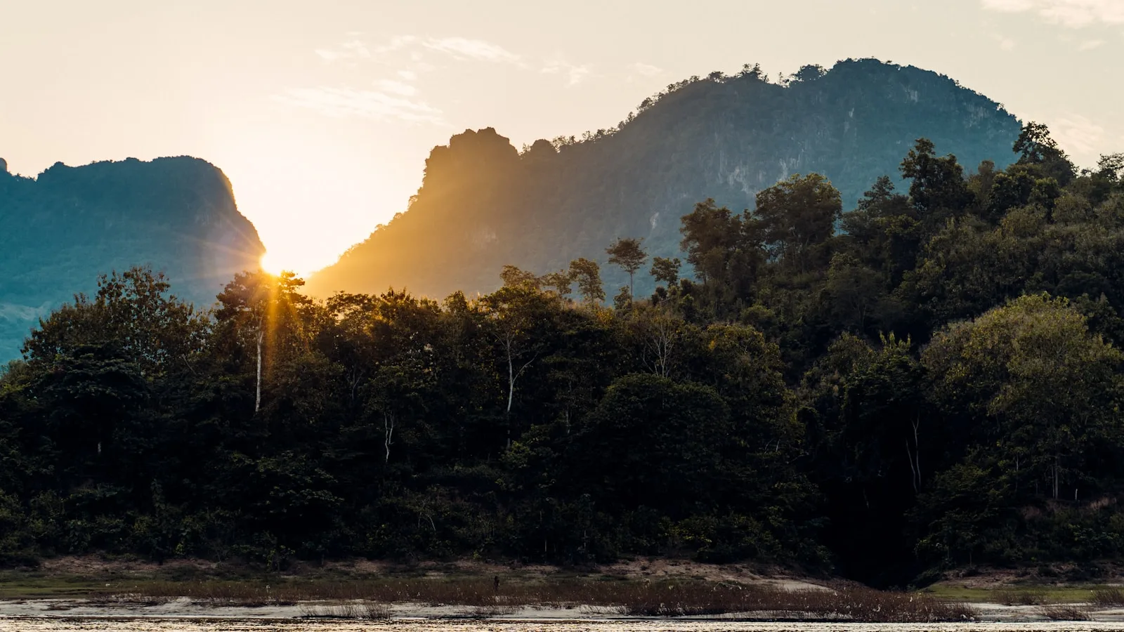 3. ⛰️ Le Mont Phousi : coucher de soleil panoramique