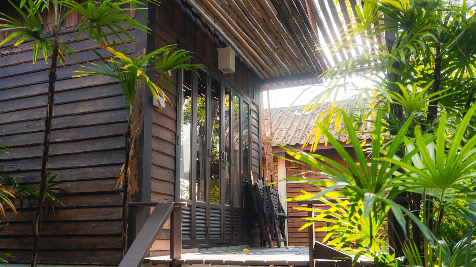 Bungalows en bambou au bord du Mékong sur l'île de Don Det, dans la région des 4000 Îles au sud du Laos