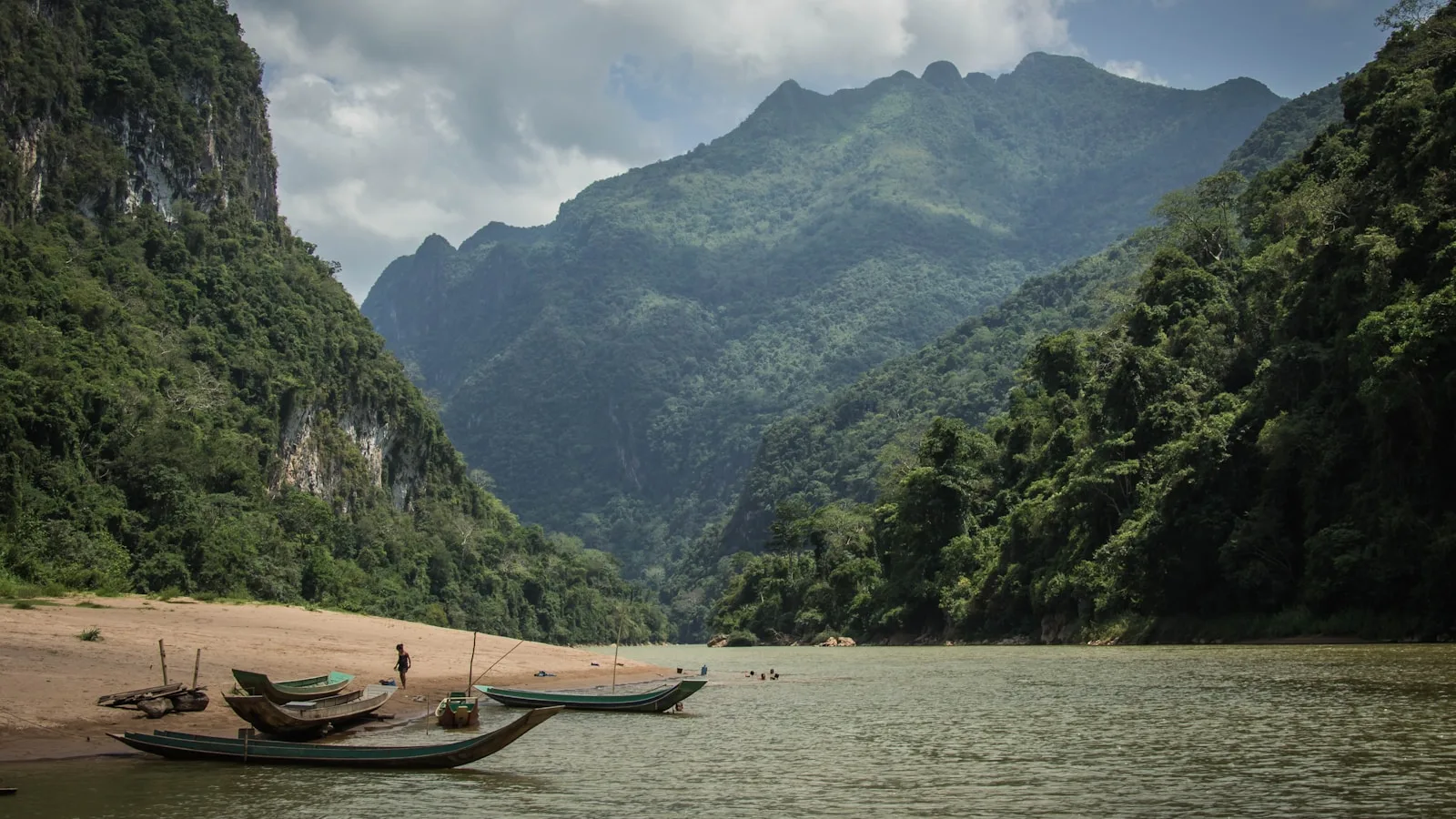 Les deux rives de Nong Khiaw : comment choisir ?