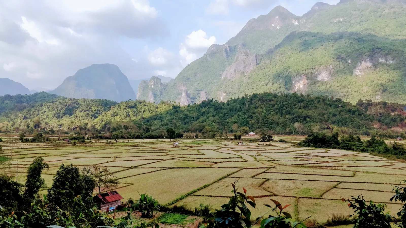 Guesthouse au bord de la Nam Ou à Nong Khiaw, encadrée par les falaises karstiques du nord du Laos