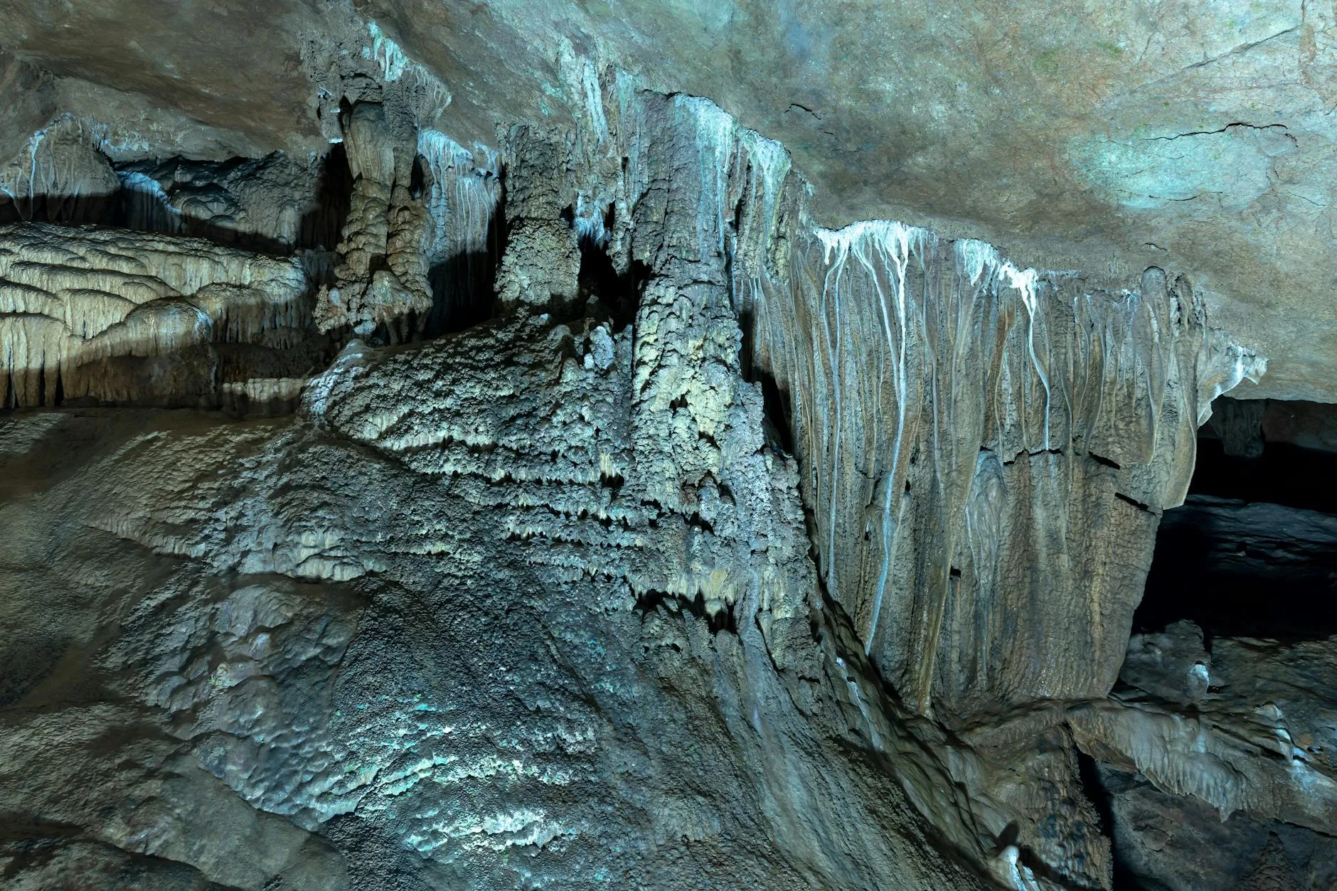 La vallée de Mahaxai et ses grottes accessibles à la journée