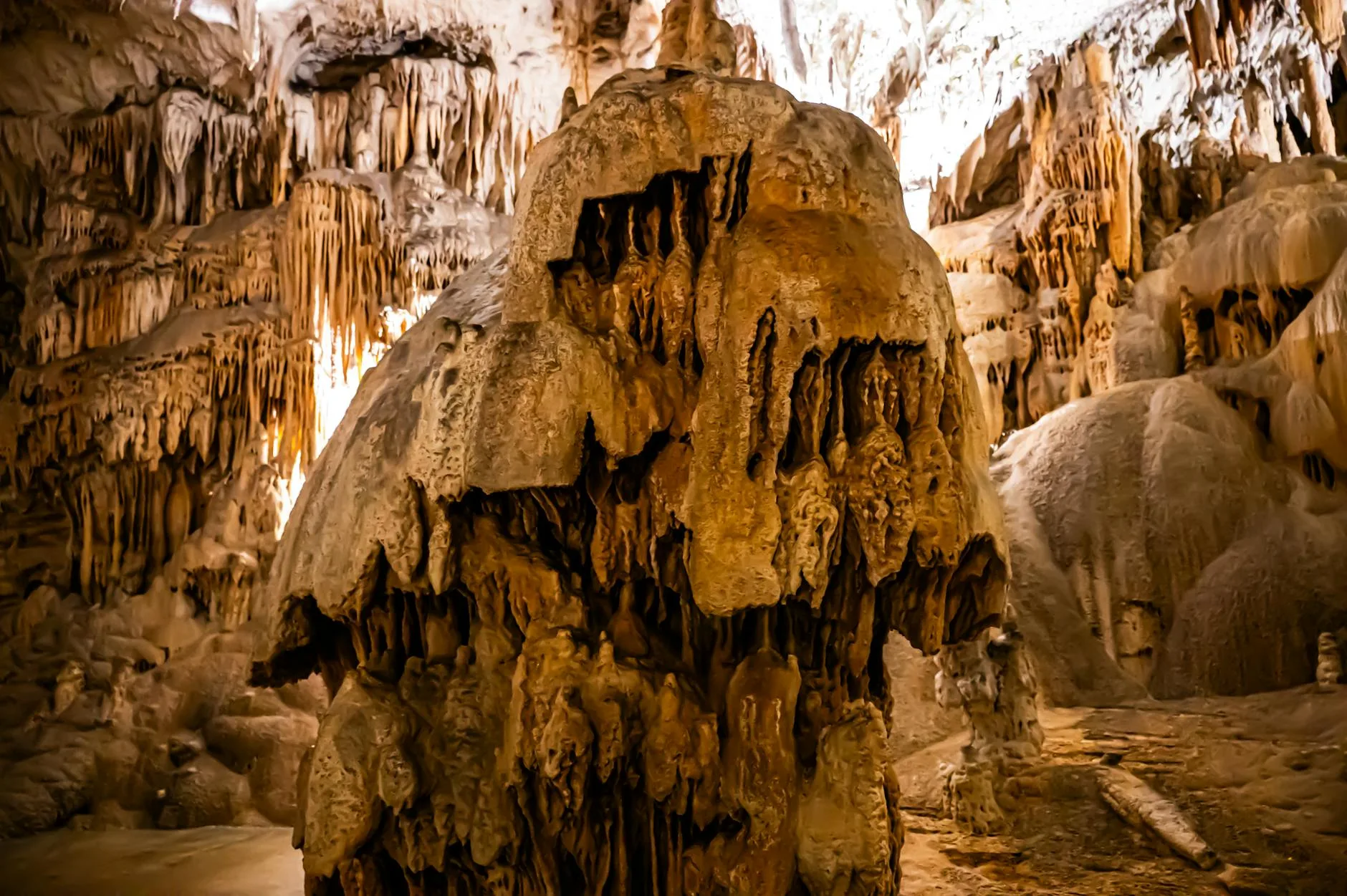Les grottes karstiques : un monde souterrain à explorer