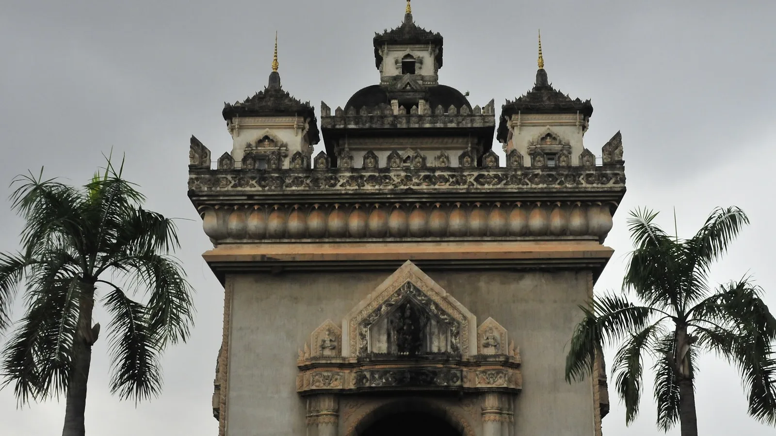 Patuxai : l'arc de triomphe laotien
